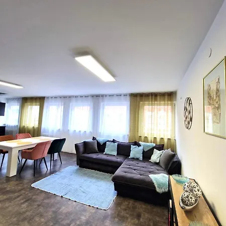 Zentrale In Goeppingen, Bahnhof Fusslaeufig Erreichbar *